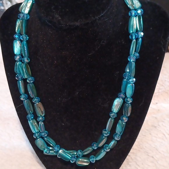 Gorgeous turquoise blue shells and turquoise crystals necklace - Picture 1 of 3